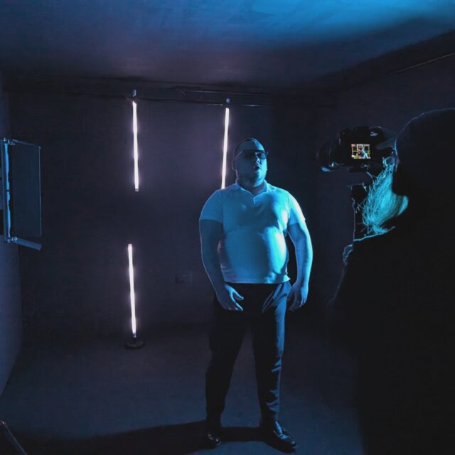 Another day in the studio and another new setup for @louieartist_ for his music video shoot 🎥

He smashed it 🔥

It was also great to welcome @debbieellis_photography  into the studio to take some stills for Louie 📸