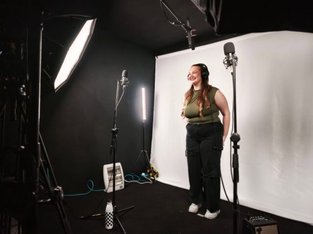 Recent studio session with @leighonabirch 🎥
She was sensational and absolutely smashed it — nailed her takes in no time 🎙️🔥
Here’s a little BTS of the setup...
Need a live session to showcase your talent? Send us a DM or hit the link in our bio to get started 👊
