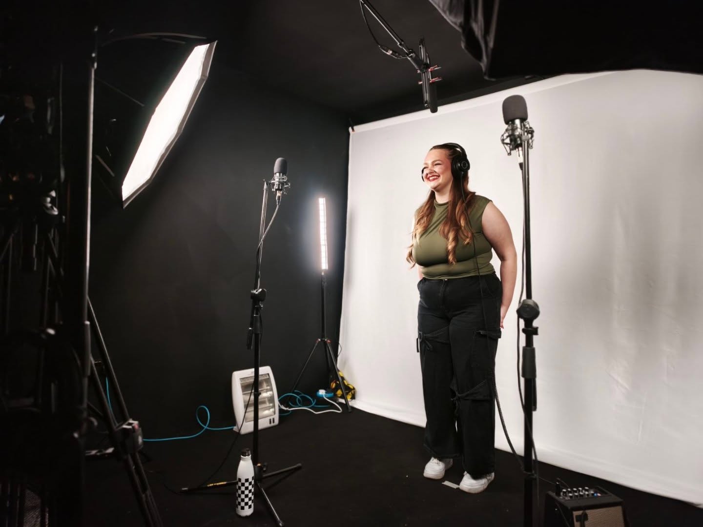 Recent studio session with @leighonabirch 🎥
She was sensational and absolutely smashed it — nailed her takes in no time 🎙️🔥
Here’s a little BTS of the setup...
Need a live session to showcase your talent? Send us a DM or hit the link in our bio to get started 👊