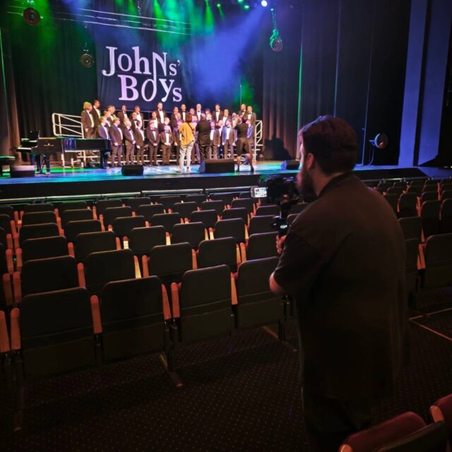 We spent yesterday in Llandudno, Wales, capturing content with the incredible @johnsboysmalechorus Choir 👀🎥
What a phenomenal day it was — an absolute privilege to watch them perform and capture their performance 🔥
Here are a few behind-the-scenes snaps from the day 🙌