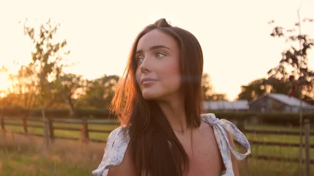 @lucythomasmusic absolutely smashed her performance of "Annie's Song" in this music video! 🌅

And with sunsets like we've been having lately, now's the perfect time to get out and enjoy them. ✨

Go check out Lucy's YouTube channel and socials! 🙌

Always a pleasure working with Lucy and the rest of the team behind the scenes.