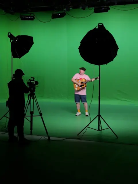 We had a brilliant green screen music video with
 @kieranmcgram and John Henshaw at @thevectarproject 🎥

The music video featured too many talented people to individually tag but everyone smashed it 🔥

Enjoy some BTS as we enjoy the editing 🙌

@100gigsin7days 
@drkershawshospice